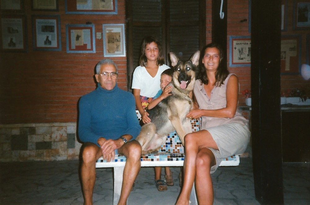 Ehemaliger Diensthundeführer G. Maimone und Astrid Cordova mit ihren Kindern und damaligem Hund Basco, bei Rom