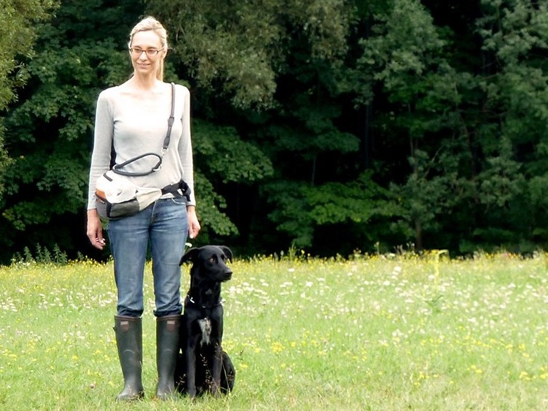 Stefanie und ihre ballearische Schäferhündin Sunny